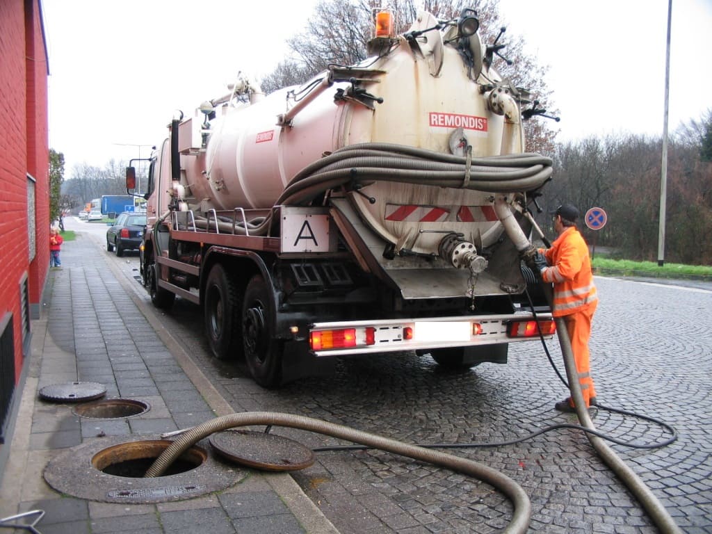 Откачка канализации, вывоз ЖБО (жидкие бытовые отходы)